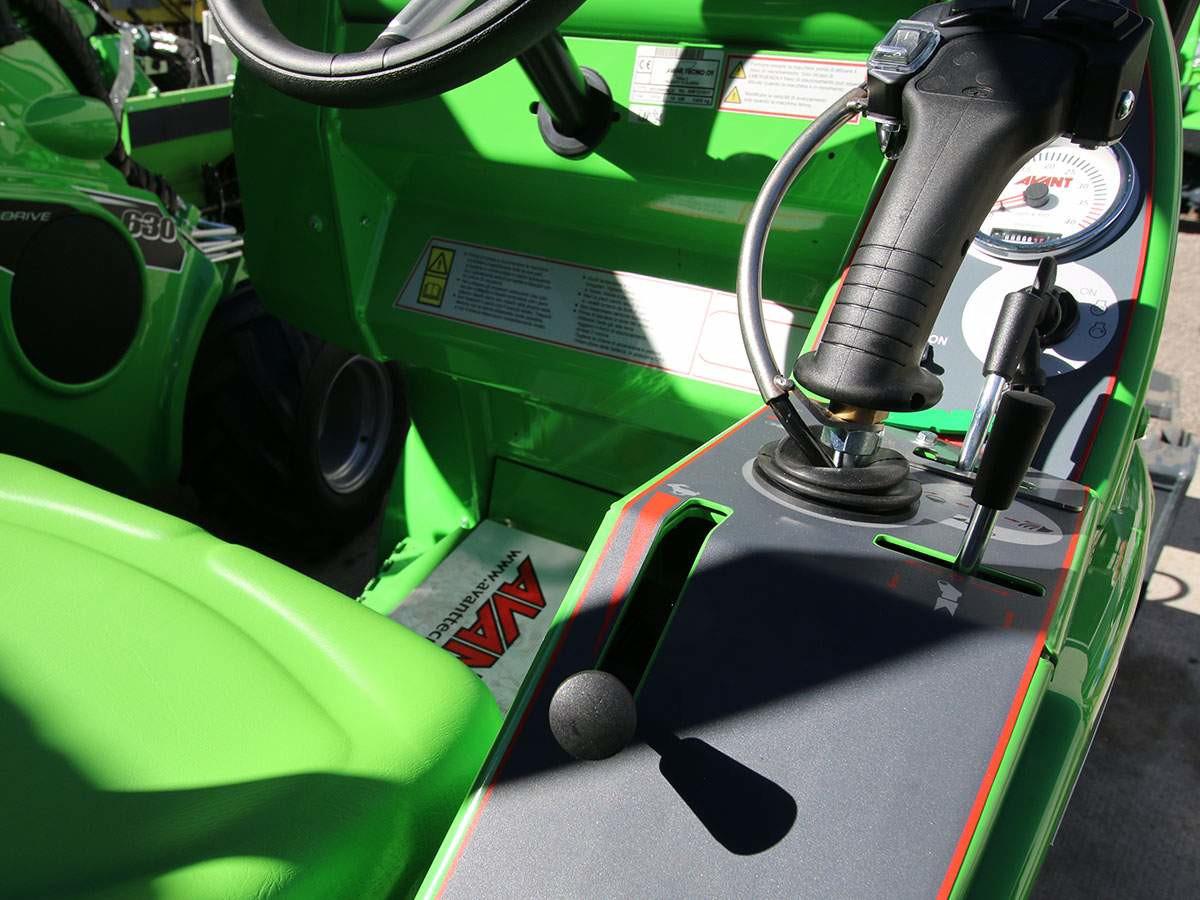 Mini escavatore Avant: accessori indispensabili per ogni lavoro